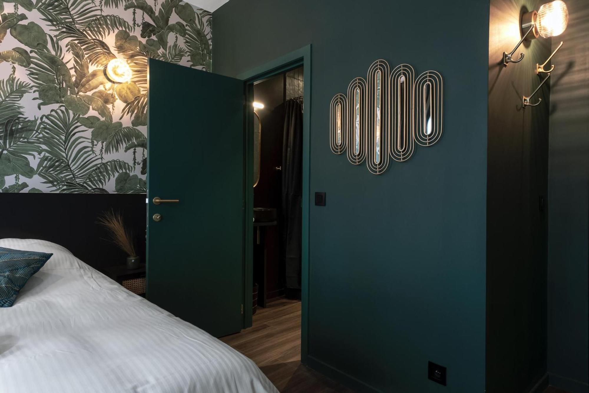 Bed & Breakfast Secret Walls *